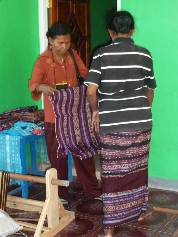 Mama Martha bekijkt de katoenen sjaal in ikat